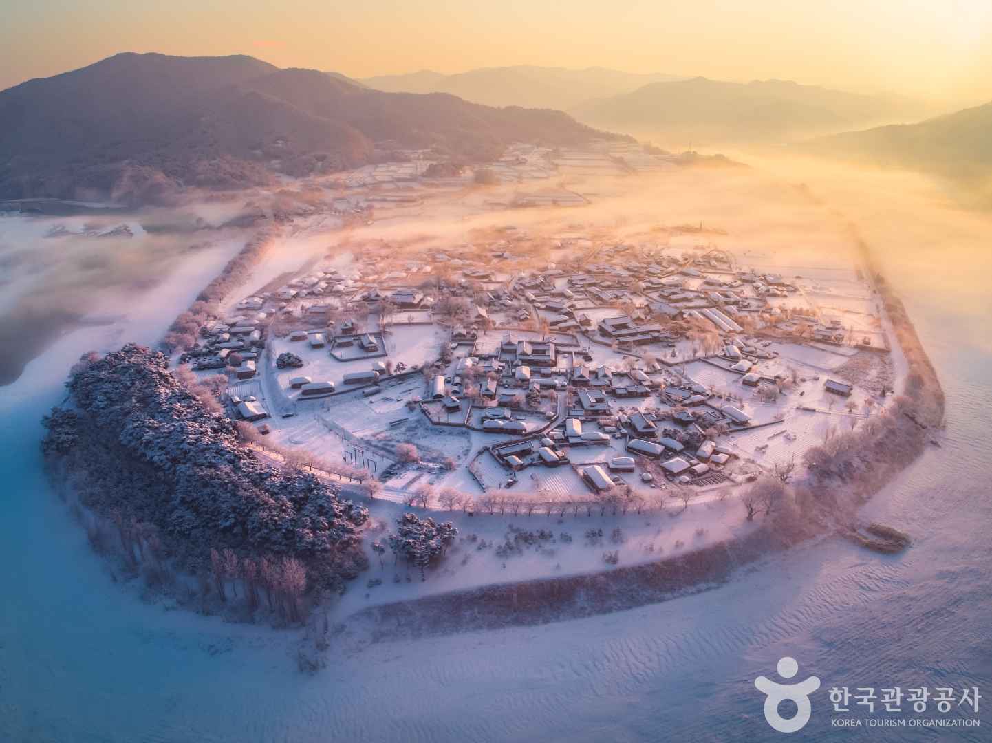 백의를-입은-하회마을