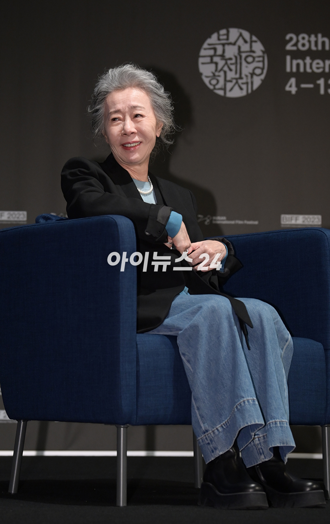 배우 윤여정이 6일 오후 부산광역시 해운대구 영화의전당에서 진행된 제28회 부산국제영화제 액터스하우스에 참석하고 있다. [사진=정소희 기자]