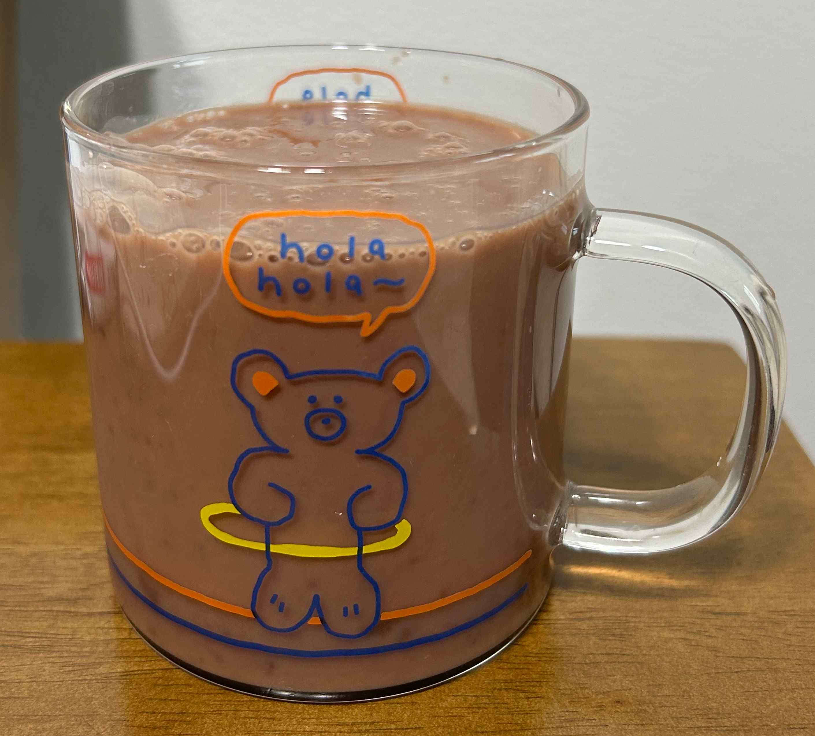 음료를 투명한 유리컵에 따른 모습