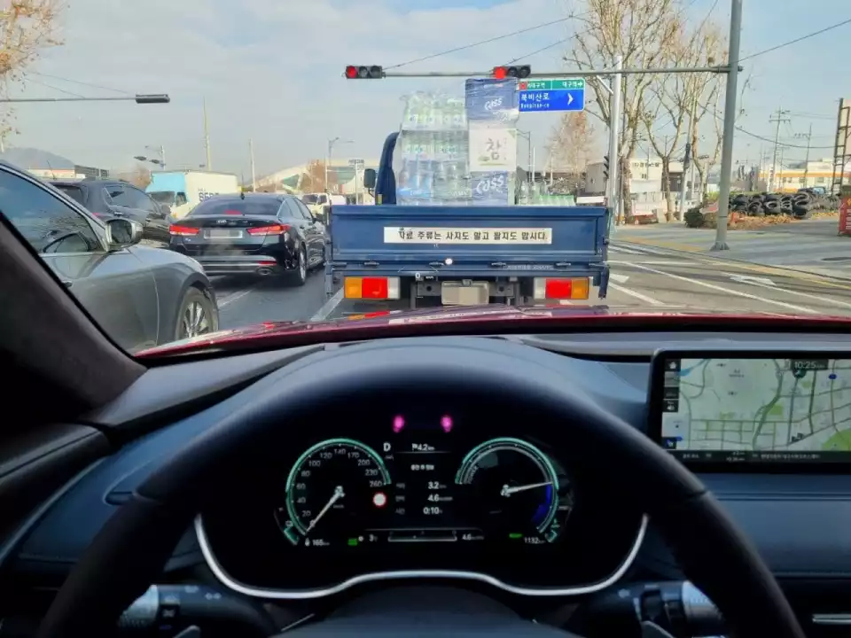 제네시스 G80 전기차를 이끌고 교차로에 나왔습니다.