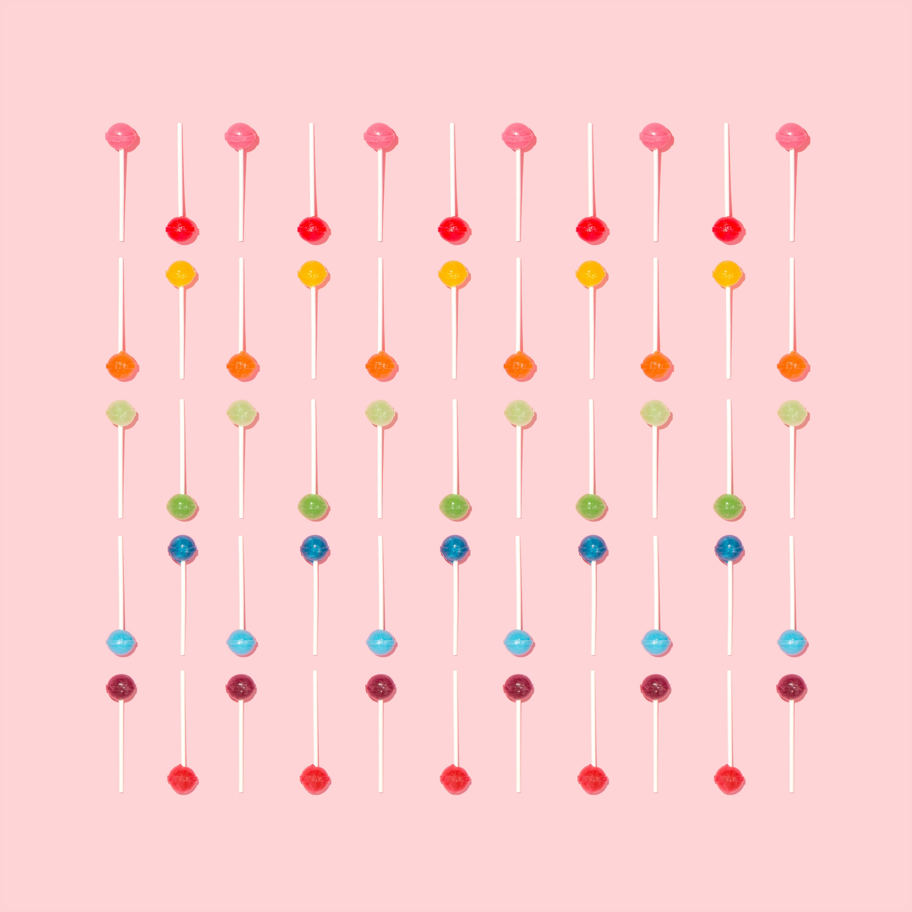 반복과 변주의 이미지를 상징하는 알록달록 사탕 패턴