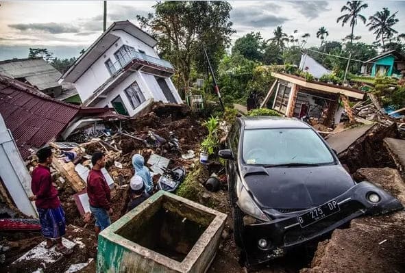 인도네시아, 지진 발생으로 260명 이상 사망