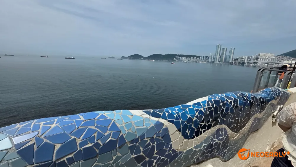 가우디 감성의 타일 아트도 있고요.