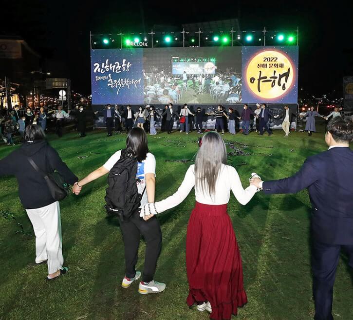 진해군항제&#44; 페스티벌 및 주차안내를 정리했습니다. 축제가 생각보다 매우 큰 행사이고 프로그램도 아주 많아요~ 지금 벚꽃이 필 무렵 진해군항제 행사를 하니 더욱 빛을 바랍니다. 주차장과 대중교통 셔틀버스까지 정리했으니 참고하시기 바랍니다.
