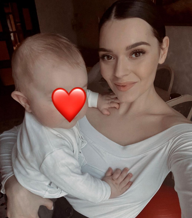 아이를 안고 있는 소트니코바