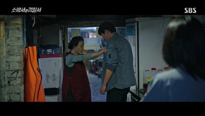 진호개의 멱살을 잡고 나가라고 소리치는 가게 주인 할머니의 모습입니다.