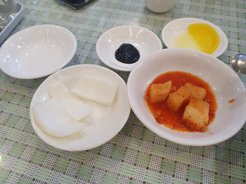 기본차림-단무지-깍뚜기-양파-춘장