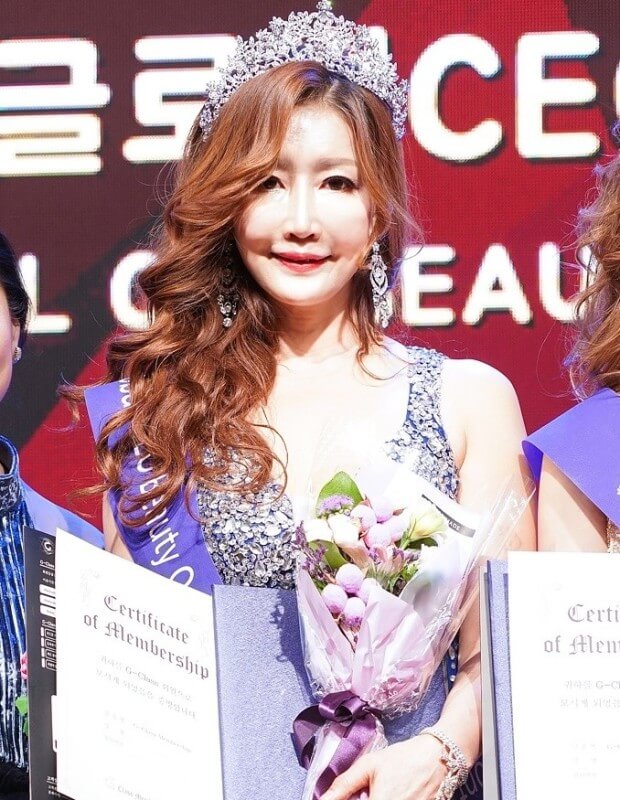 이안나-시니어가-상을-받고-있는-사진입니다.