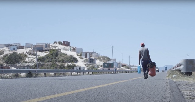 길에서 혼자 남자가 걸어가고 있는 사진