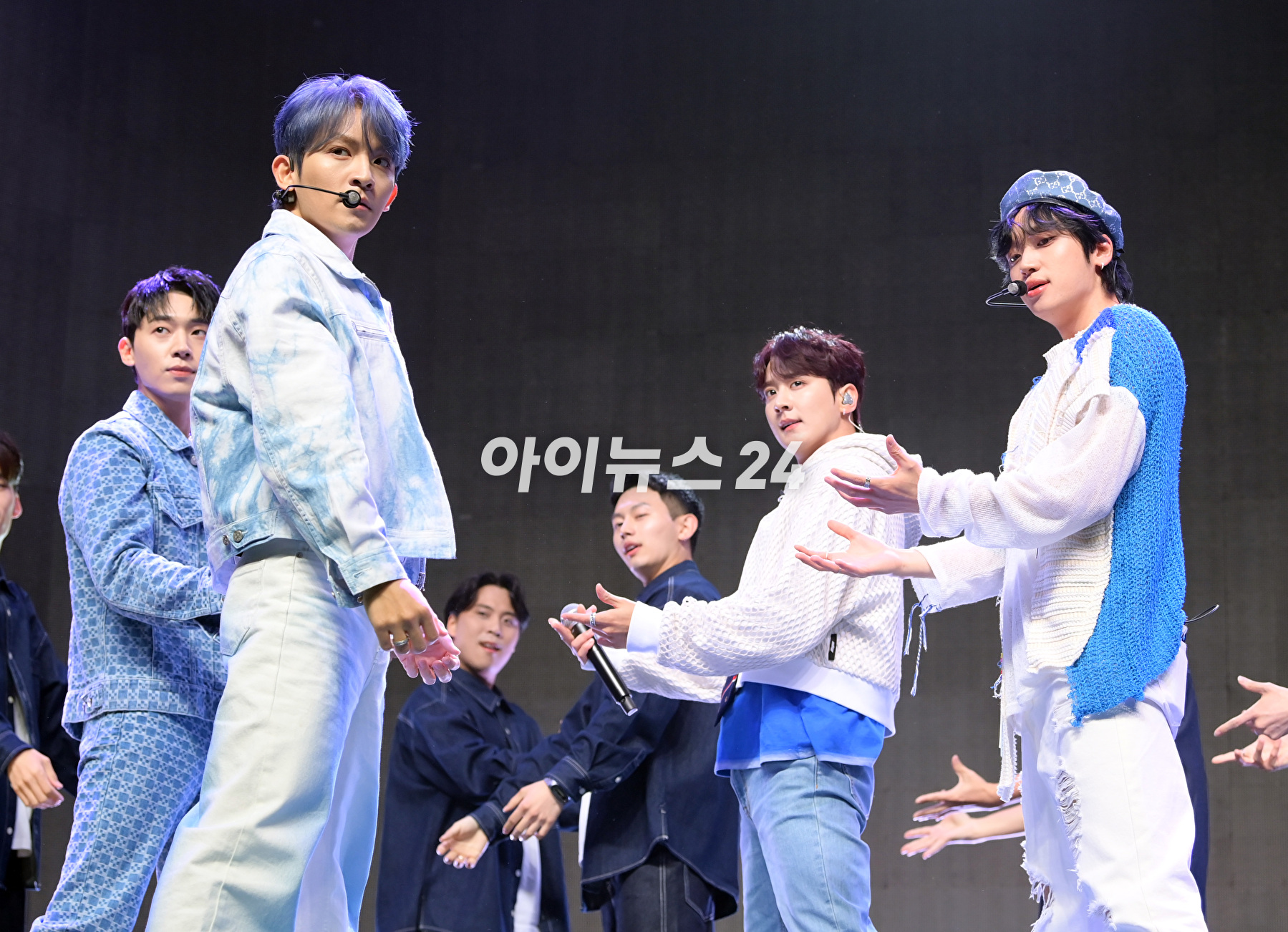 그룹 틴탑이 4일 오후 서울 광진구 예스24 라이브홀에서 열린 새 앨범 '틴탑 [포슈어](TEEN TOP [4SHO])' 쇼케이스에 참석해 타이틀곡 '휙(HWEEK)' 무대를 선보이고 있다. [사진=정소희 기자]