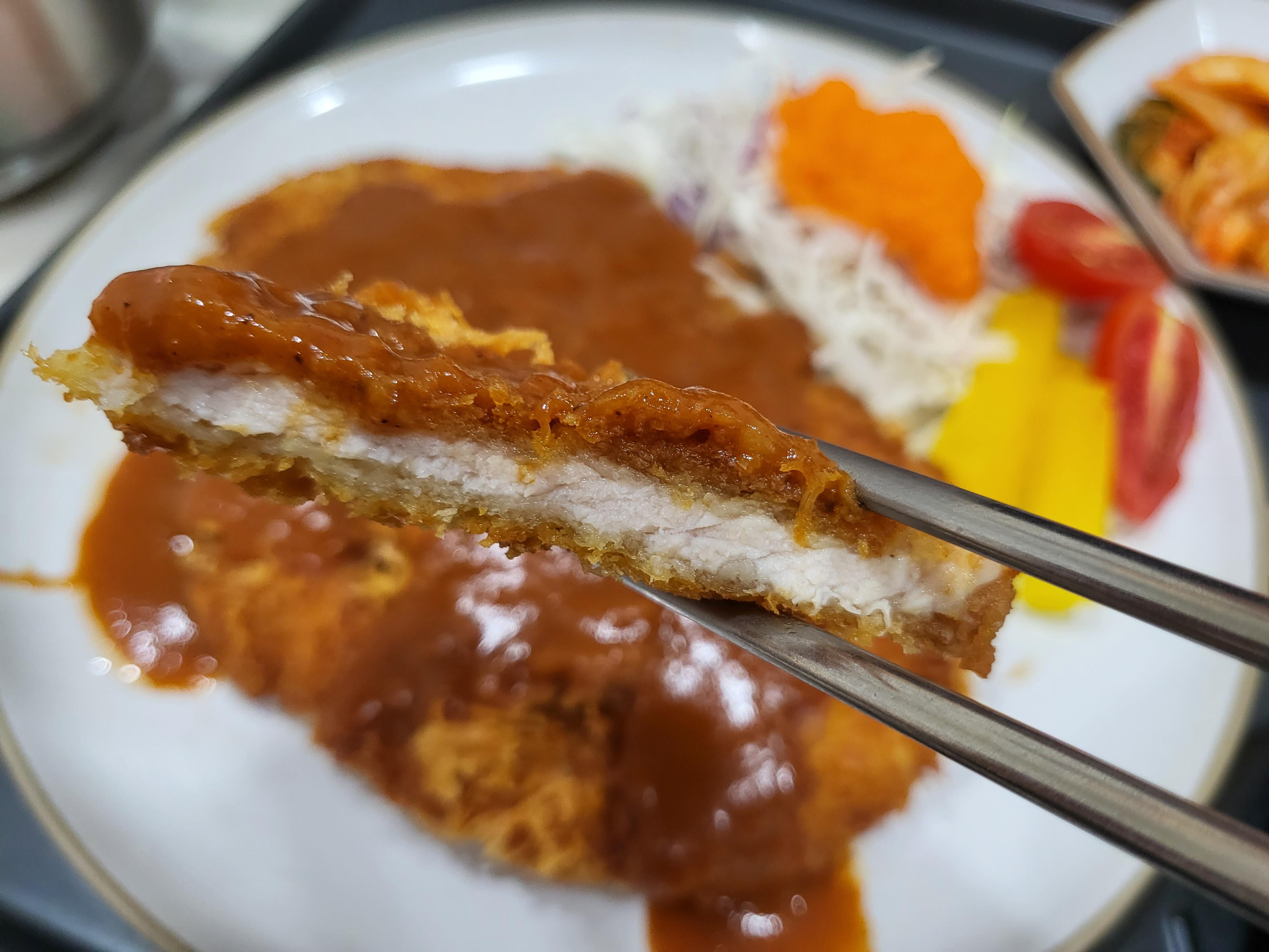 대공원 돈까스 & 국수 - 돈까스 단면