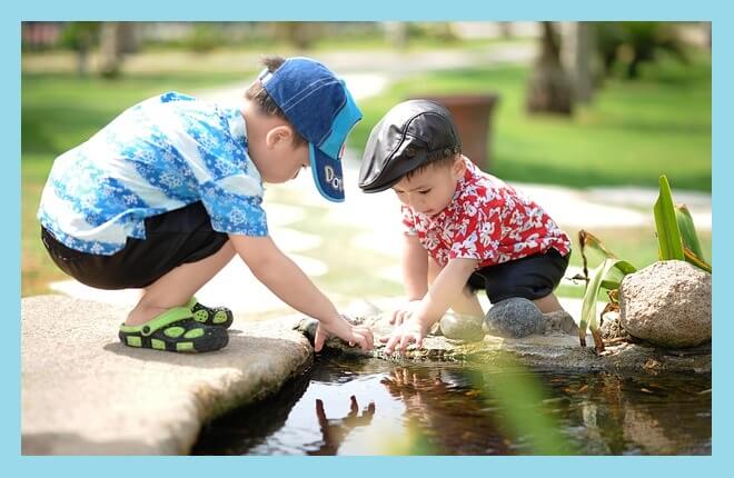 교외체험학습-냇가에서-물-만지는-아이들