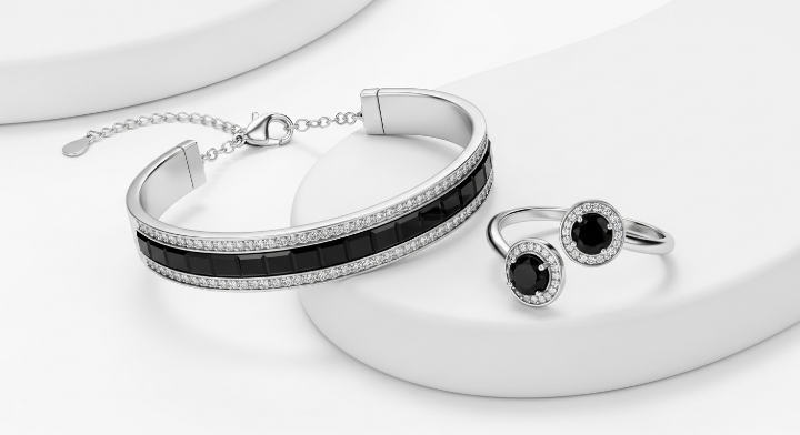 정말 고급스럽게 보이는 팔찌와 귀걸이가 진열돼 있는 이미지입니다.