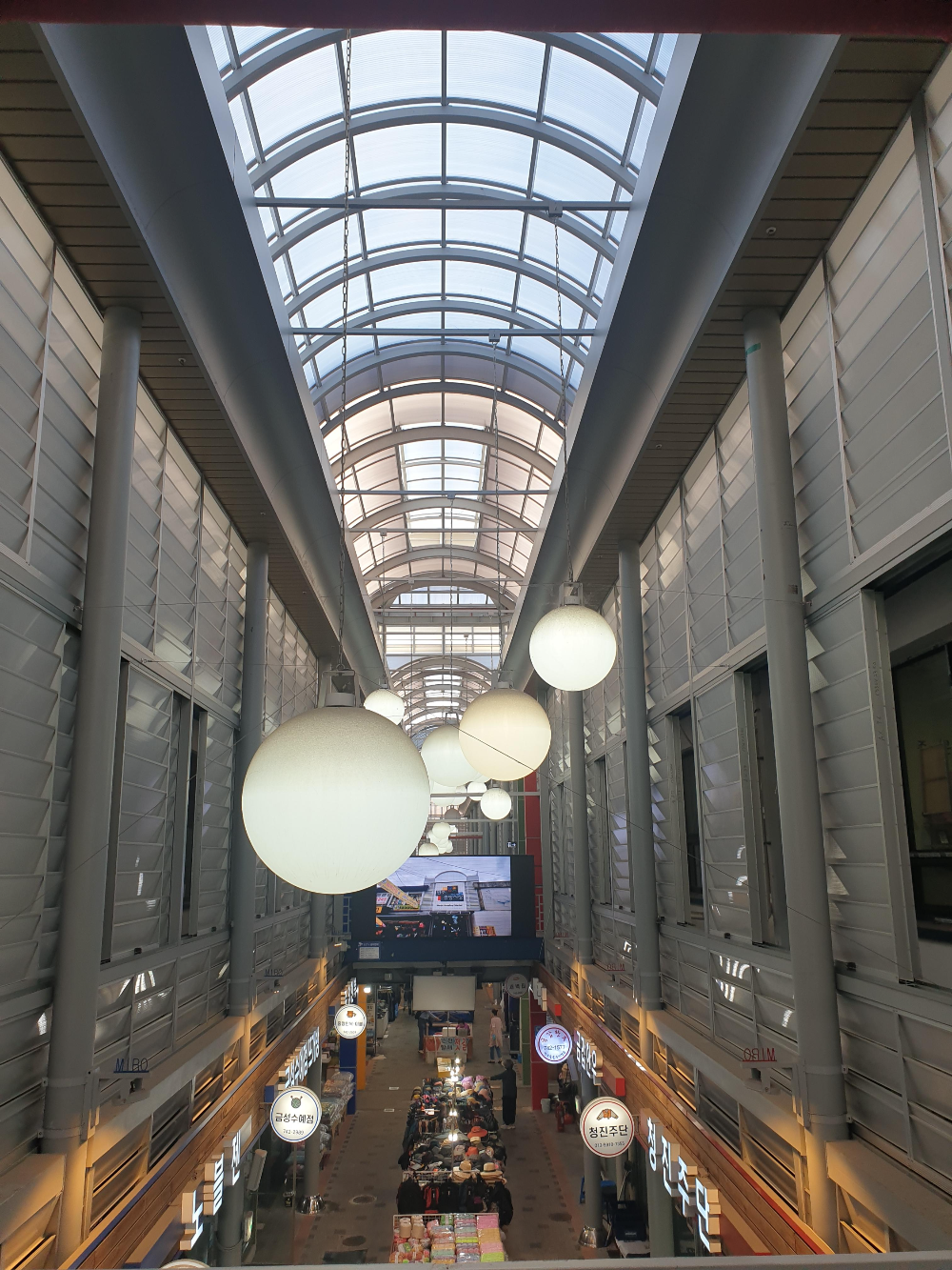 둥근 투명 천장과 천장에서 내려오는 둥근 조명이 이국적이다.