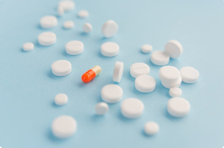 바닥에 놓여있는 알약