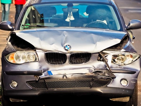 사고로 망가진 차 모습