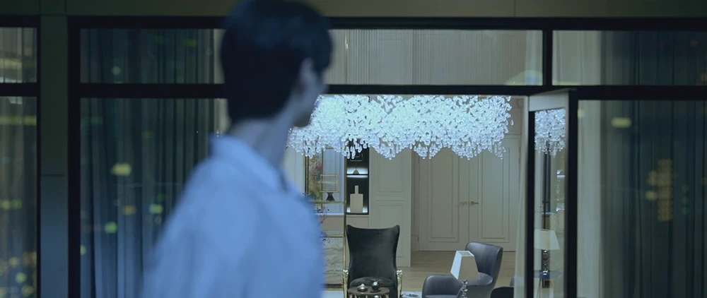 4화에서-호텔에서-초인종-소리에-돌아보는-선재