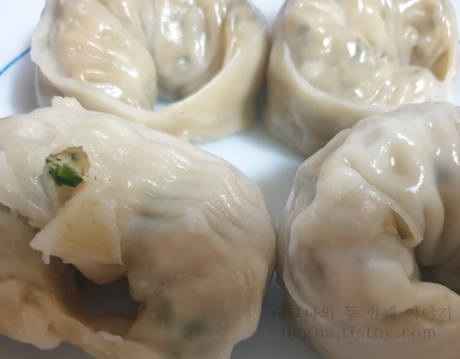 만두 4조각.