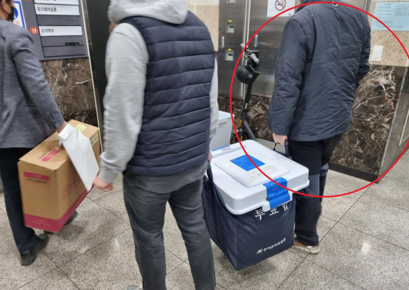 민주당 시의원이 투표함 옮기는 장면