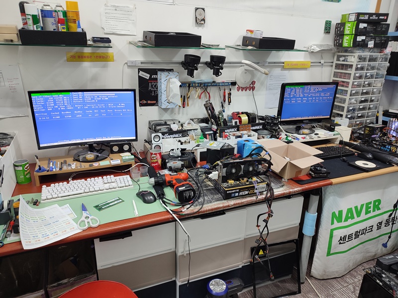 2대를 세팅해놓고 한 번에 2개의 메모리를 동시에 테스트하고 있습니다.