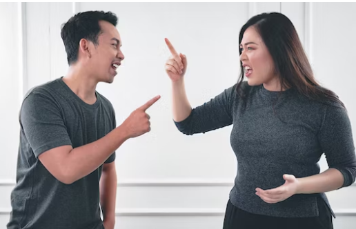 협의-이혼을-앞두고-싸우고-있는-커플