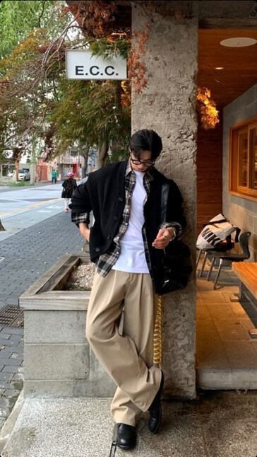 베지색-바지-흰색-티셔츠-검정색-외투를-입고있는-홍대스타일-남성