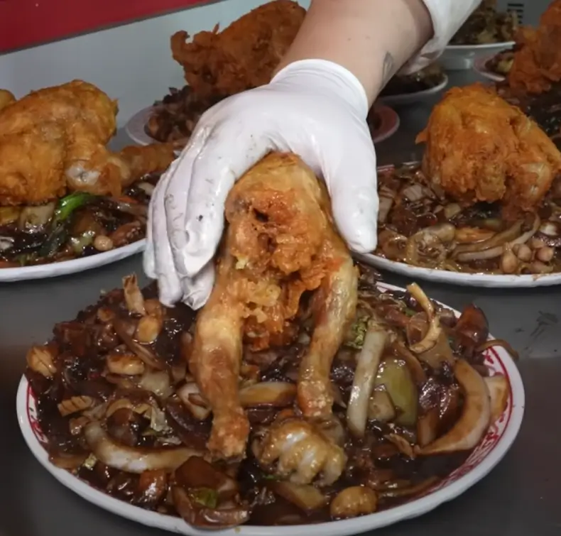 통닭이 올라간 이색 짜장면