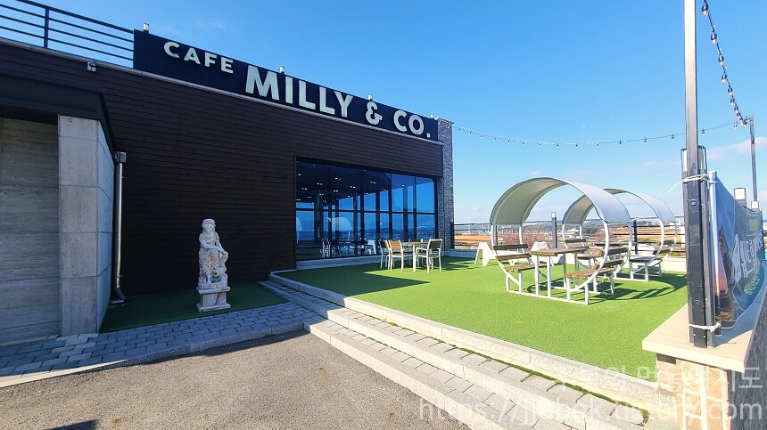 태안-베이커리-카페-밀리앤코-야외-테이블