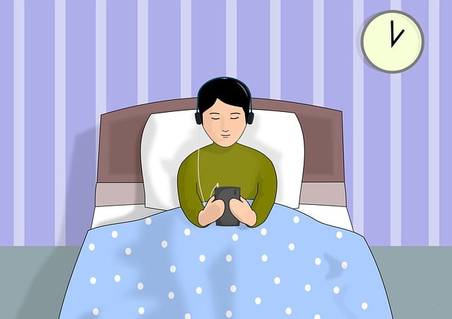 남성이-침대에-누워-폰으로-음악을-듣고-있습니다.