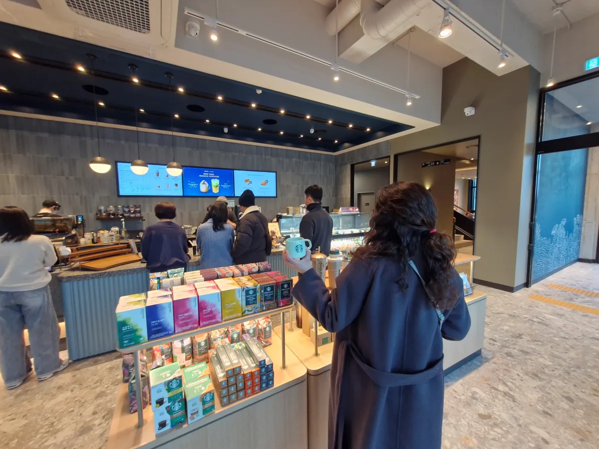 스타벅스-굿즈-상품을-구경하고-있는-여성