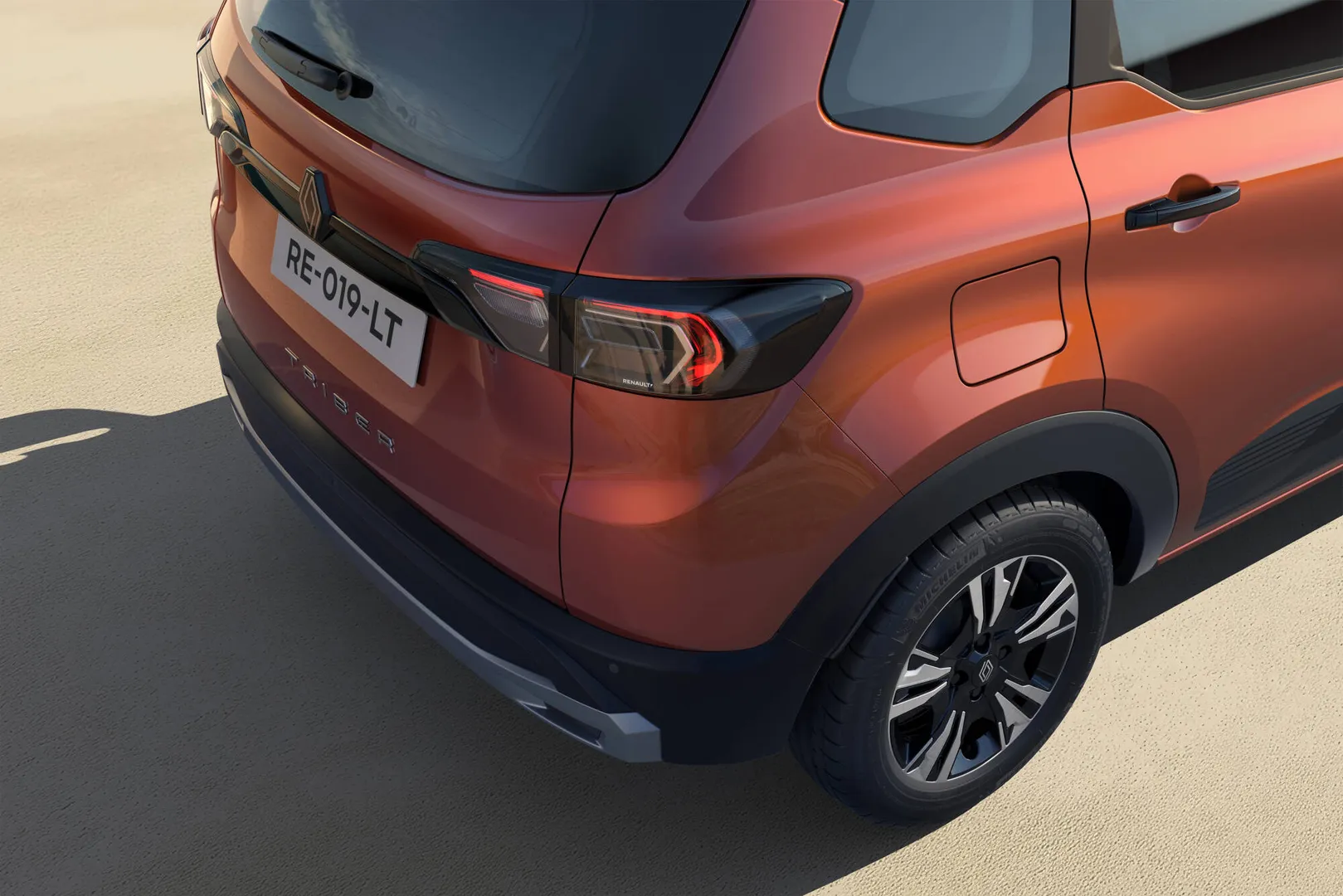 르노 트라이버 차량 이미지