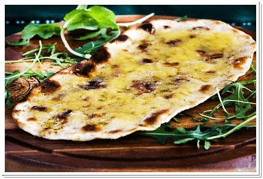 접시-위에-놓인-피자