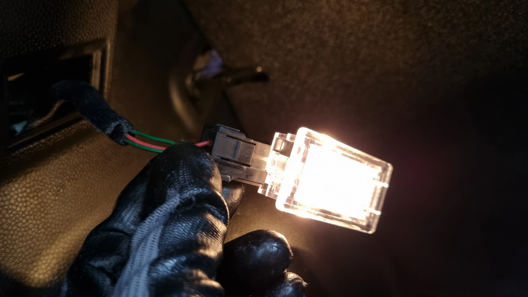 전구 켜진 모습