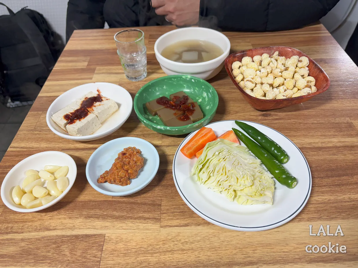 대구-중구-생고기-맛집-왕거미식당-기본안주