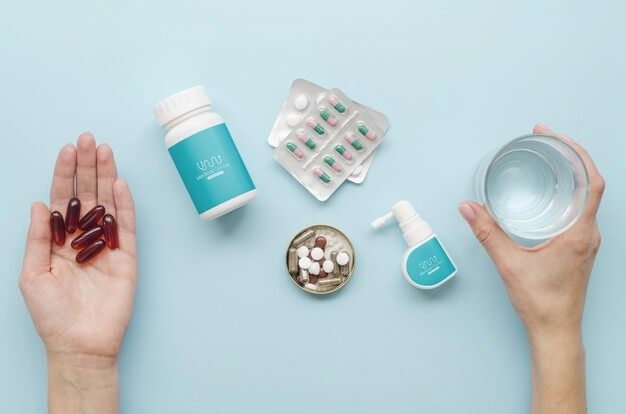 알약을-먹으려는-사람