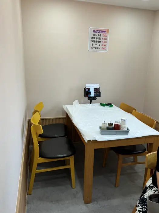 가보오토종닭 가게 내부 테이블