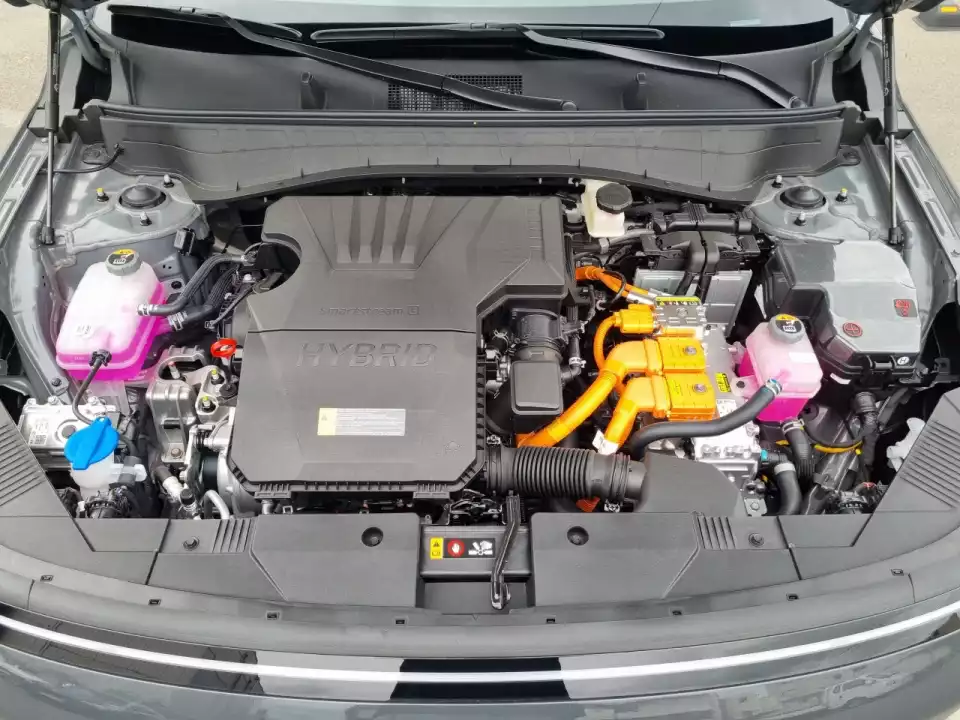 코나 하이브리드의 엔진룸은 이렇습니다.