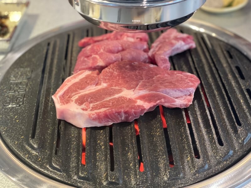 꿉당 - 불판 위에 올려진 꿉살(돼지 등갈비살) & 목살