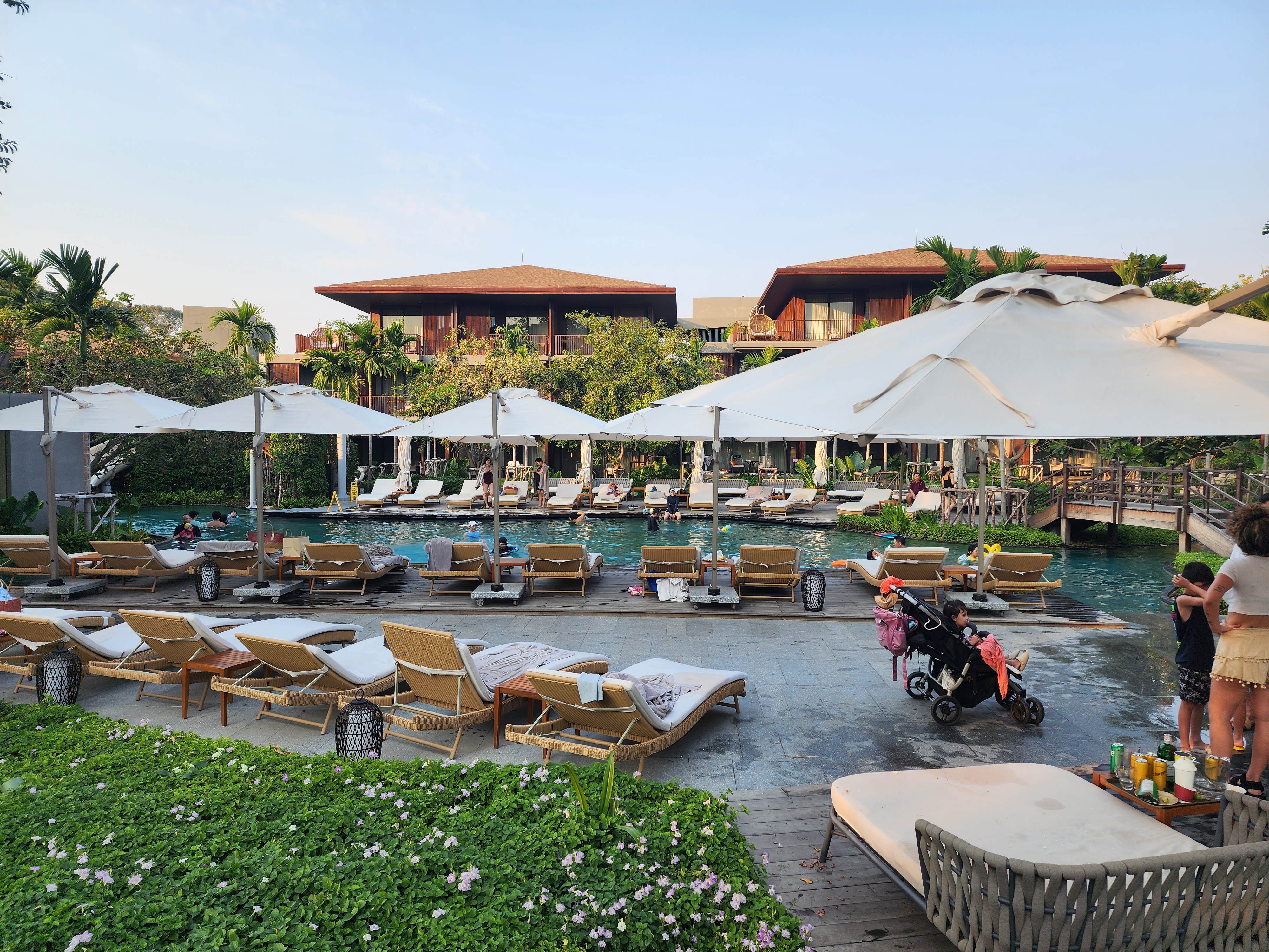 파타야 안다즈호텔 메인수영장