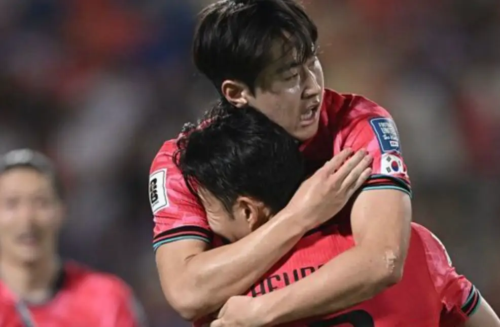 태국전- 붉은 유니폼 이강인이 뛰어서 손흥민을 안으켜 기뻐하는 모습