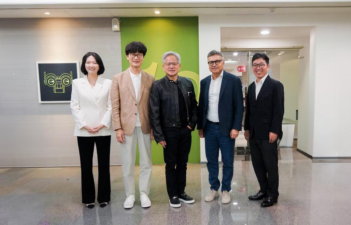 엔비디아 CEO가 네이버와 AI&middot;로봇 협력 논의로 글로