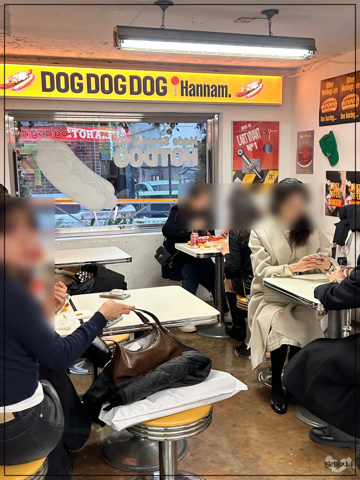 한남동-핫도그-맛집-도그도그도그-손님들이-가득-차있는-내부-좌석-모습
