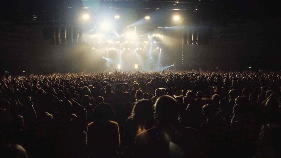 공연 관람하고있는 관객들의 사진