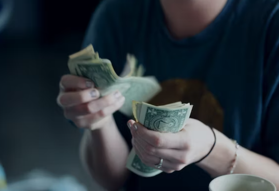 임금이-체불되어-비상금을-세고-있다