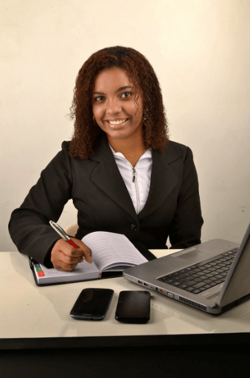 정면을 바라보고 웃고 있는 여직원