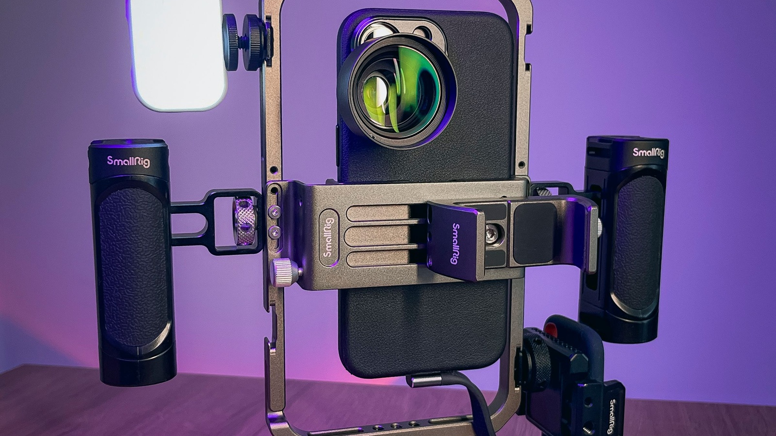 스마트폰에 케이지·외장 렌즈·조명을 붙인 촬영 구성 예시. 안드로이드 지원 기종이나 Blackmagic Camera 3.5 실행 화면을 보여 주는 사진은 아닙니다.