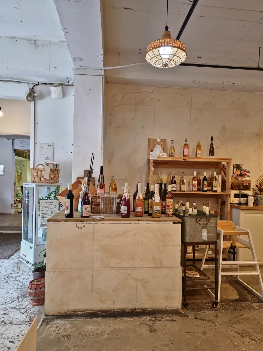 카페내부인테리어-술병