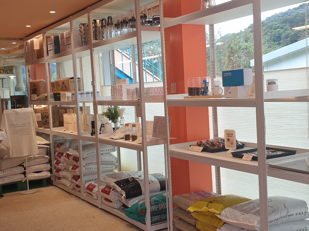 원두오 굿즈 진열 공간. 흰 프레임에 깔끔하게 진열 되어 있다.