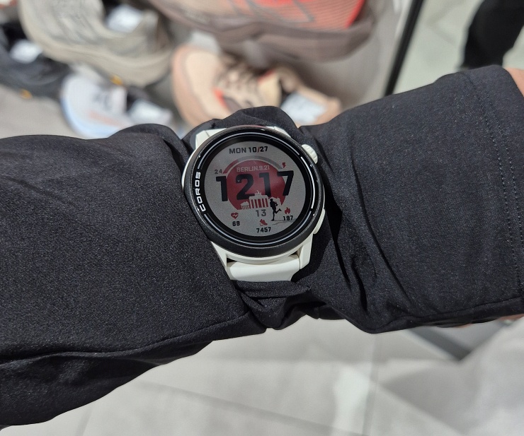 밴딩 처리 손목과 러닝워치 홀