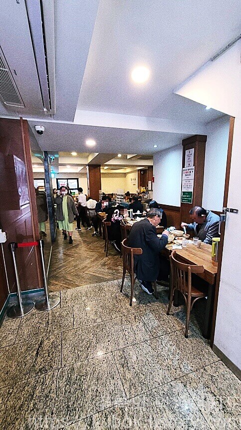 명동교자-본점-1층-내부-2